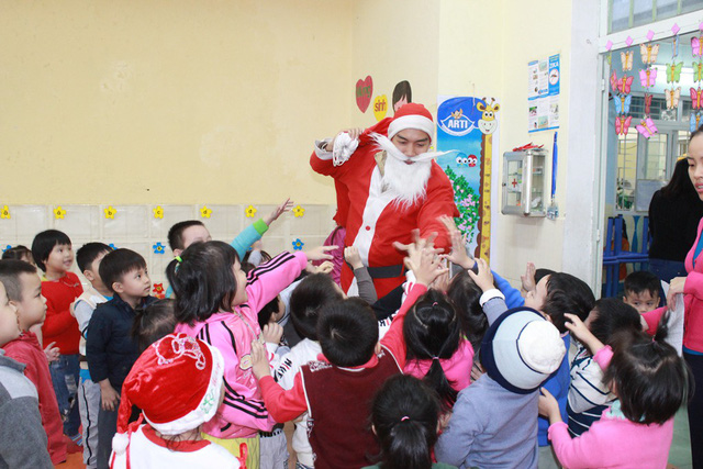 Giáng sinh về dịch vụ cho thuê ông già Noel tặng quà được mùa