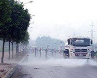 Rửa đường để giảm thiểu tình trạng ô nhiễm không khí tại Hà Nội 