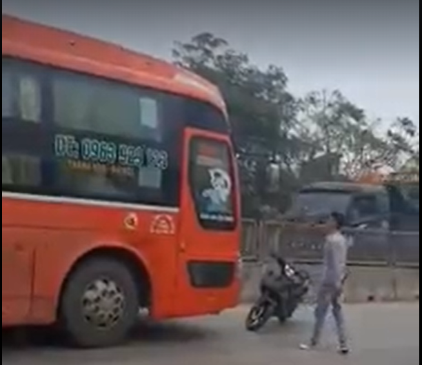 Nhóm giang hồ chặn đầu, đập phá xe khách ngay trên Quốc lộ 1A 