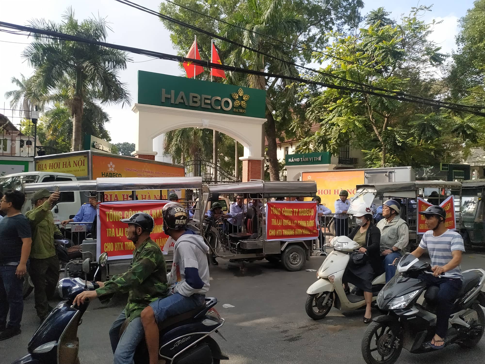 Đoàn xe Thương binh 277 vây kín cổng nhà máy bia Hà Nội đòi quyền lợi