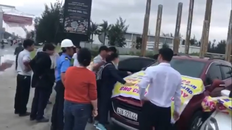 Đà Nẵng Khách hàng căng băng rôn trước Cocobay đòi lại tiền đặt cọc