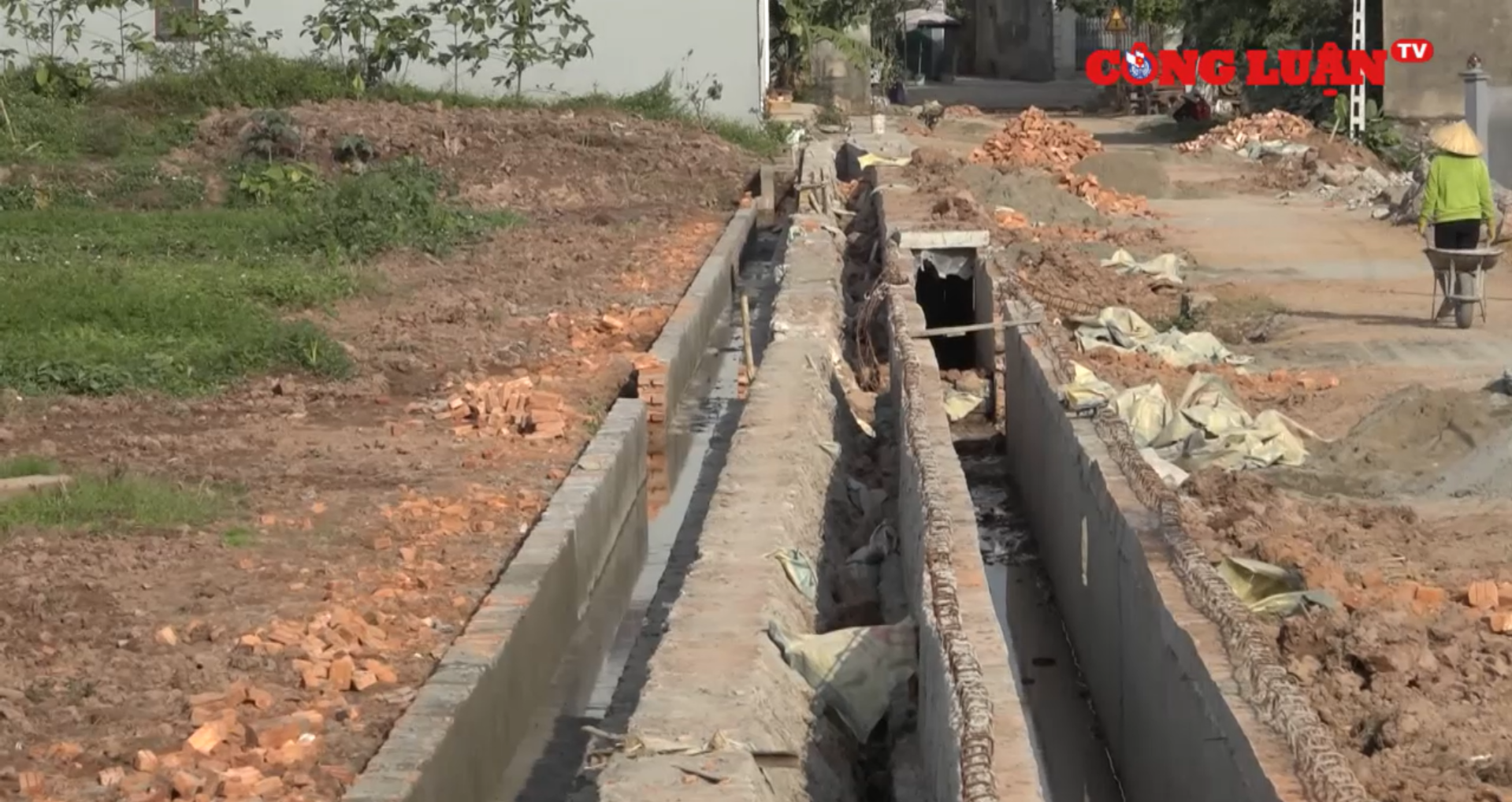 Mỹ Đức Hà Nội Phóng viên bị yêu cầu xóa tài liệu giam lỏng ngay tại Ủy ban xã 