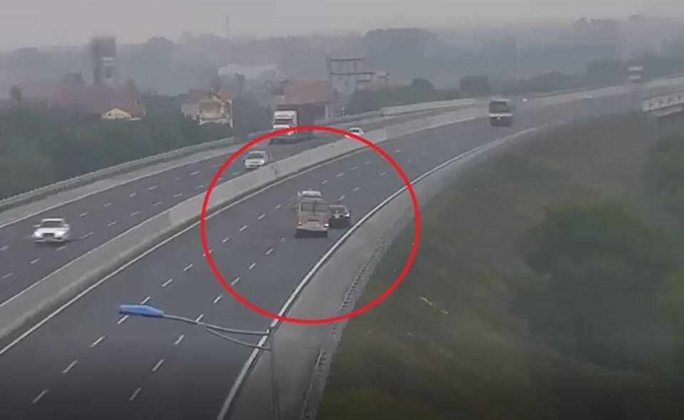 Lập biên bản xử lý tài xế lùi xe trên cao tốc Hà Nội - Hải Phòng