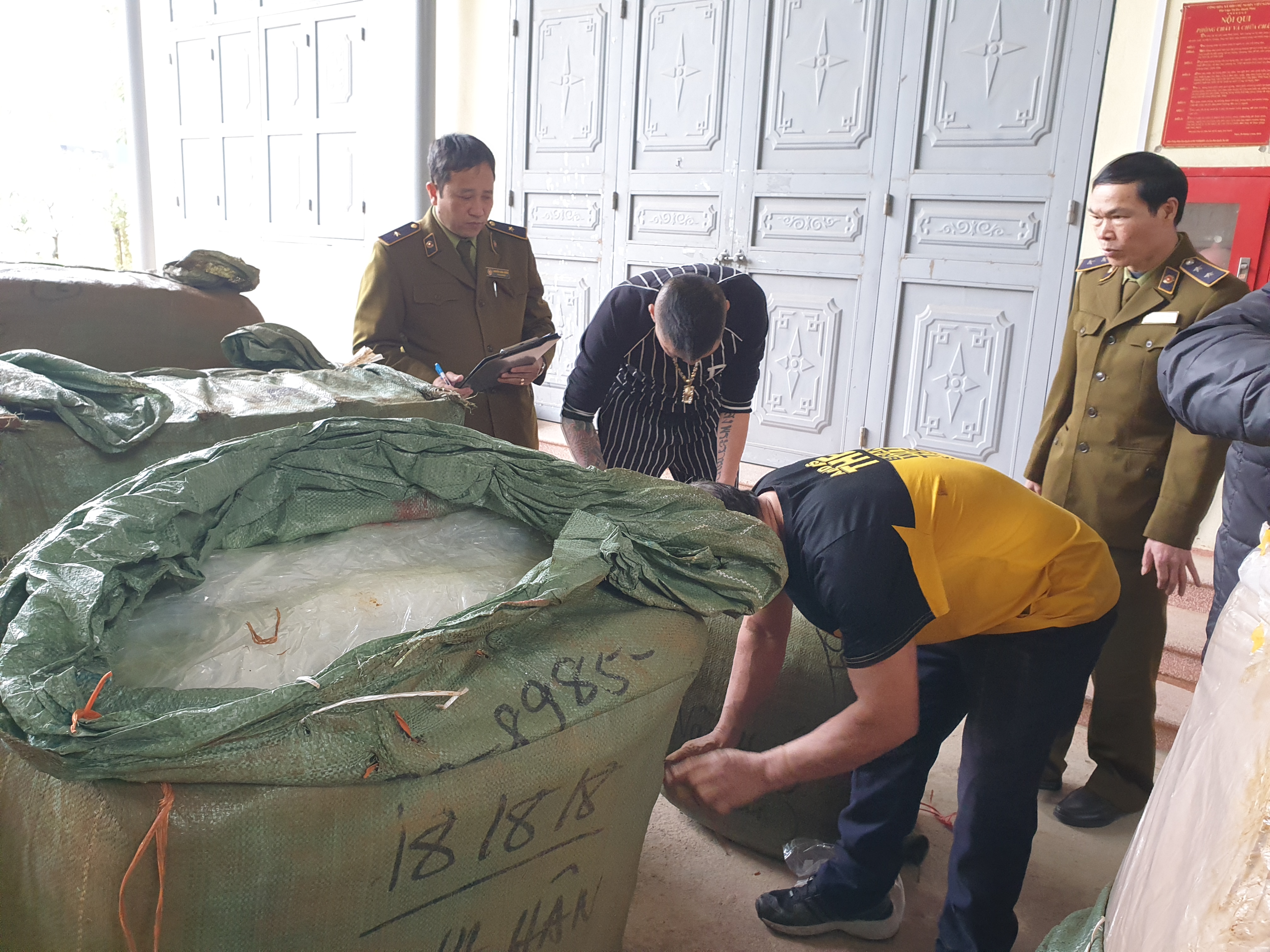 Lạng Sơn Tạm giữ 1.000 lọ thuốc kháng sinh do Trung Quốc sản xuất để làm rõ nguồn gốc xuất xứ