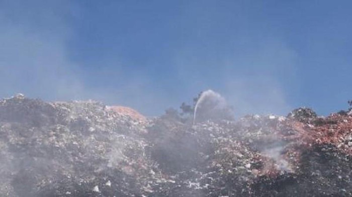 Đà Lạt chìm trong khói bụi từ đám cháy bãi rác Cam Ly