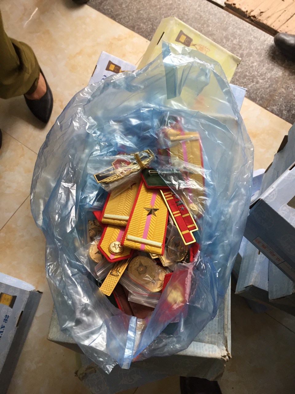 Thu giữ hàng trăm phù hiệu, quân hiệu, cấp hiệu Quân đội nhân dân Việt Nam nhập lậu