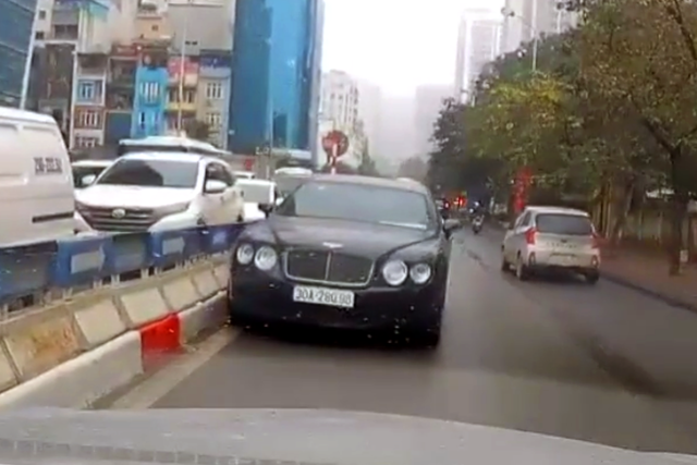 Hà Nội Xử phạt xe ô tô Bentley đi ngược chiều trên đường Nguyễn Tuân 