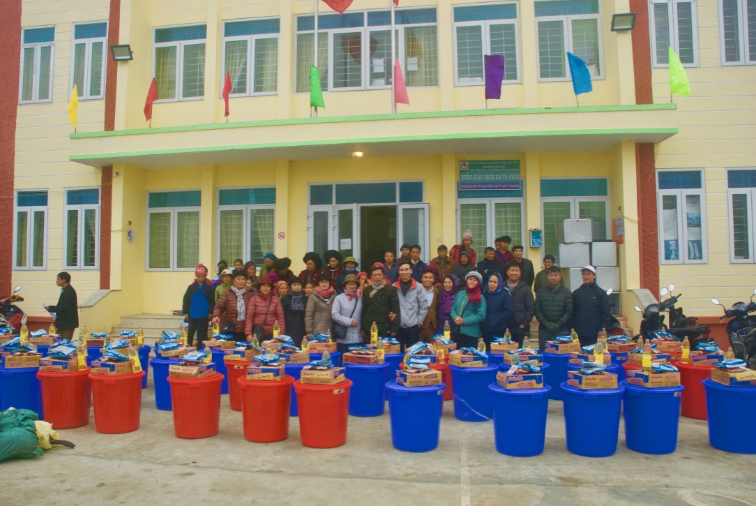 Chia sẻ khó khăn với người dân nghèo Sìn Hồ