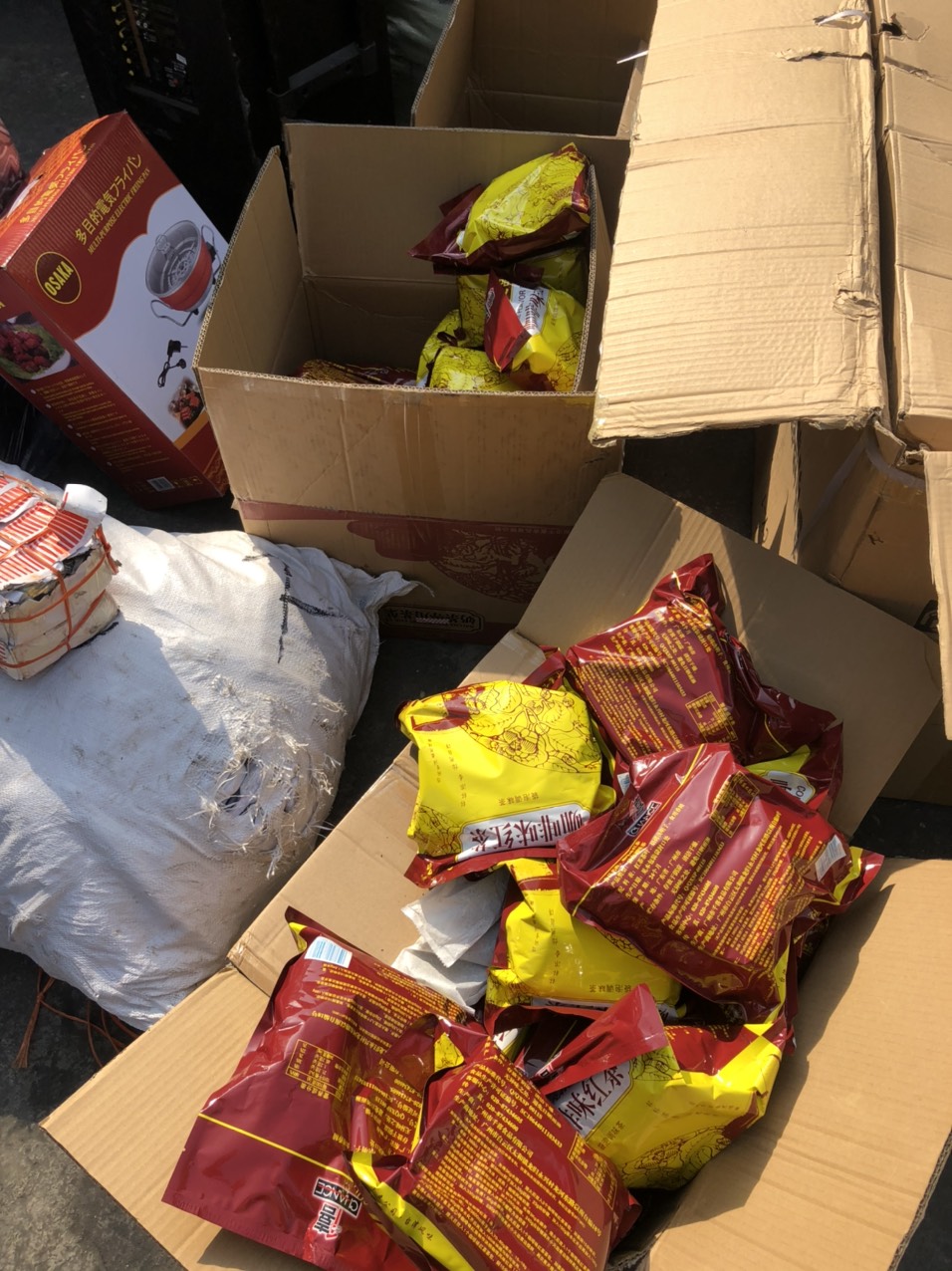 CSGT Quảng Ninh bắt xe ô tô 16 chỗ chở hơn 60 kg xúc xích không rõ nguồn gốc