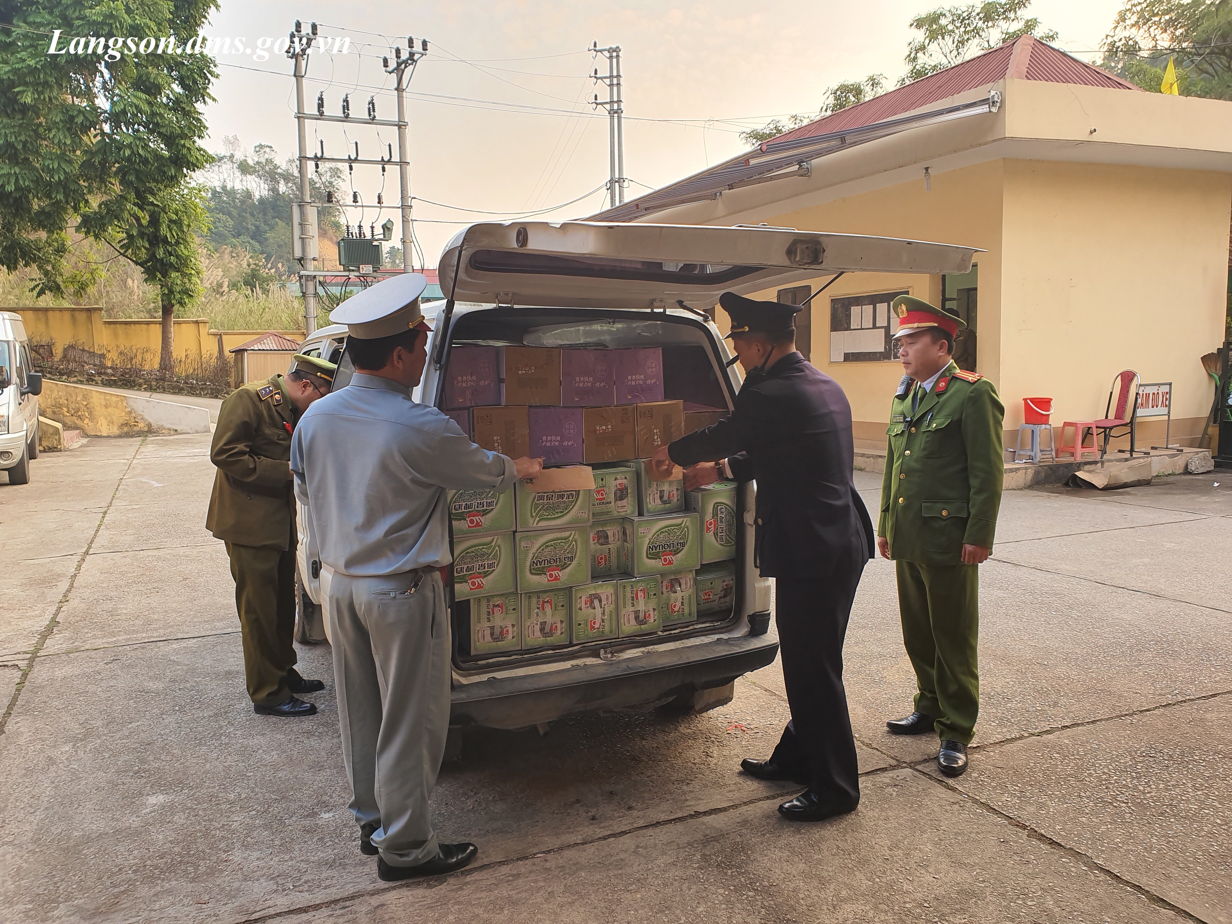 Lạng Sơn Ngăn chặn, buộc tiêu hủy gần 2.000 sản phẩm thực phẩm nhập lậu đang được vận chuyển vào nội địa