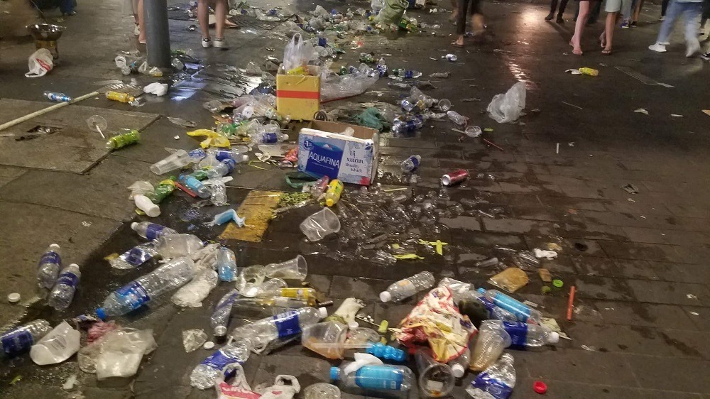 Ngổn ngang rác thải trên phố đi bộ Nguyễn Huệ sau màn bắn pháo hoa giao thừa