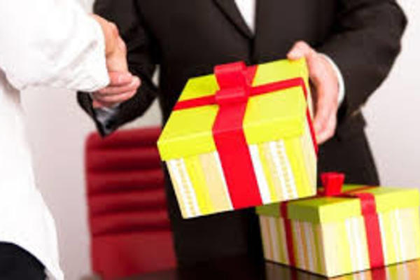 TP. Hồ Chí Minh Nghiêm cấm mọi hình thức tặng quà Tết cho cấp trên