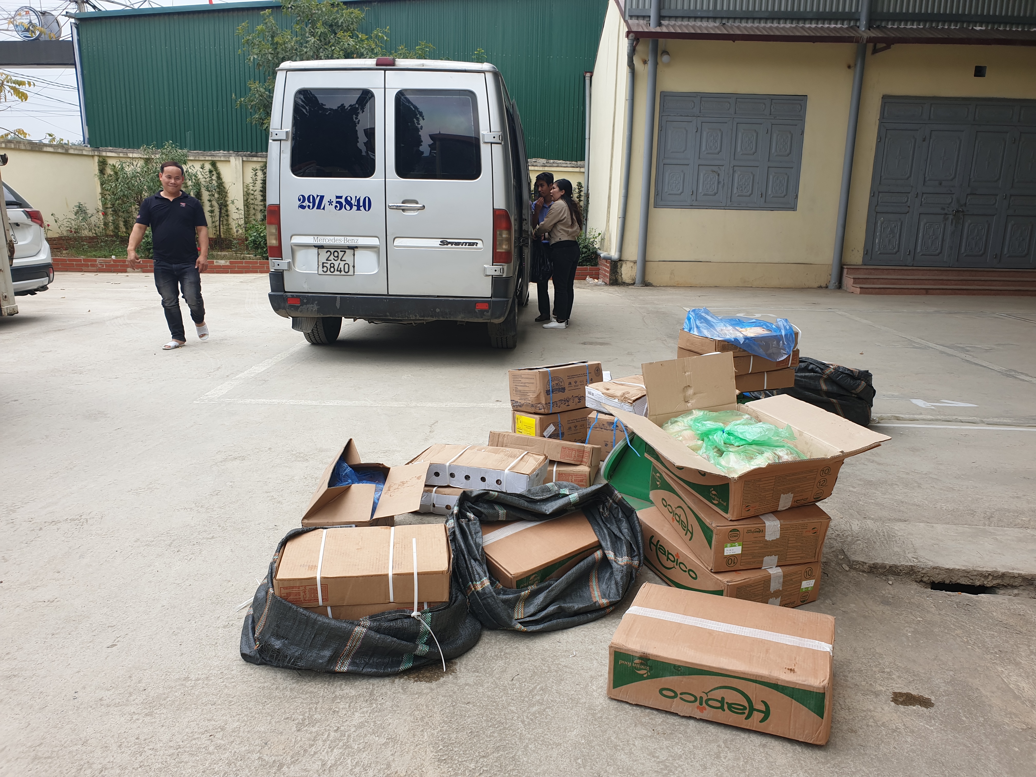 Ngăn chặn gần 300kg thực phẩm không rõ nguồn gốc trước khi đến tay người tiêu dùng