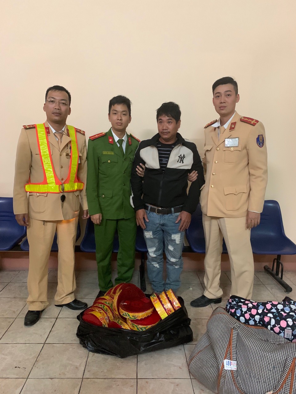 Quảng Ninh Bắt giữ đối tượng vận chuyển trái phép 20 kg pháo nổ