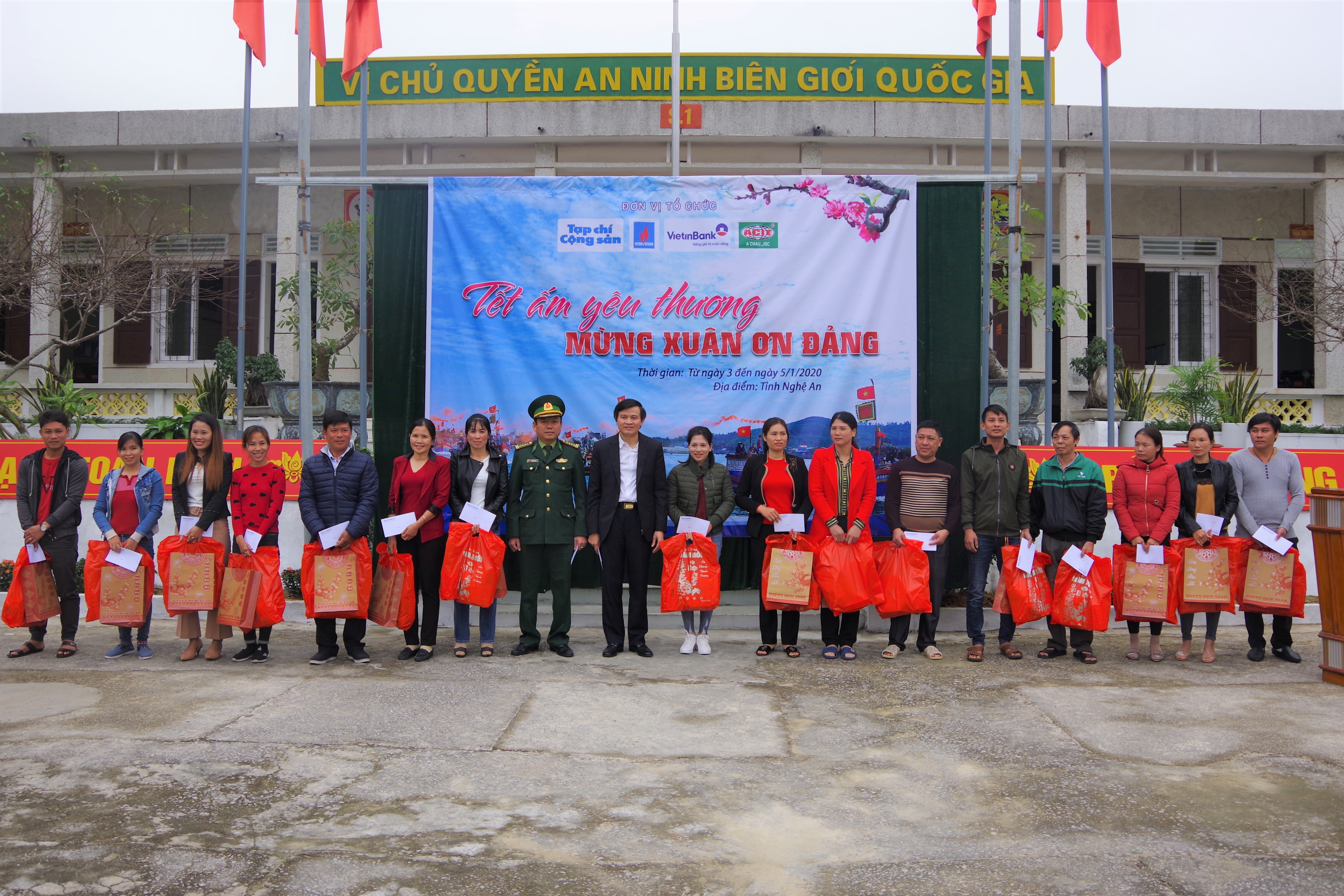 Tặng hơn 250 suất quà Tết cho ngư dân Nghệ An