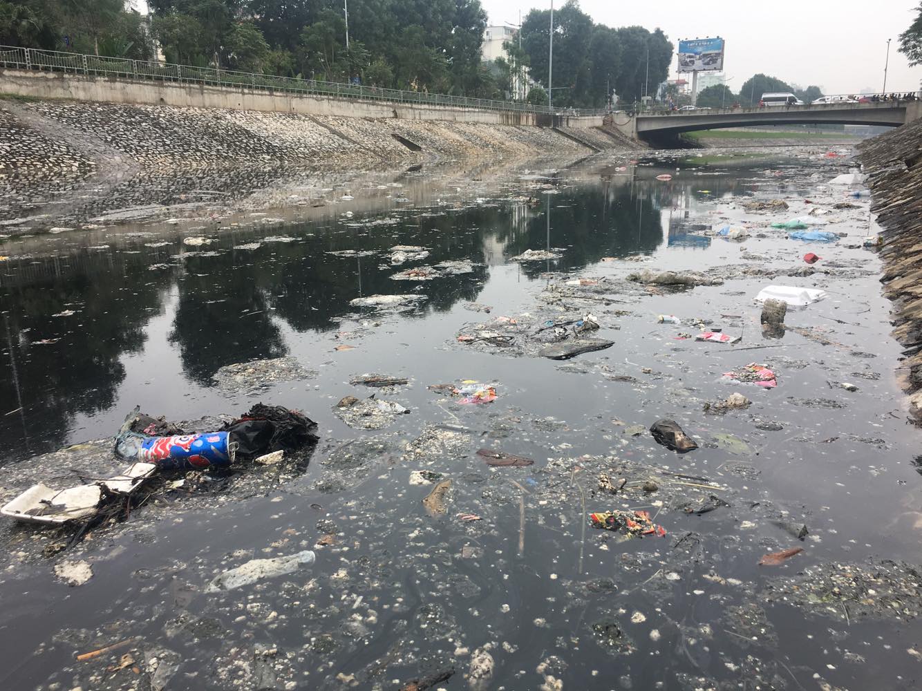 Hà Nội: Sông Tô Lịch ngập rác thải sinh hoạt, bốc mùi hôi thối