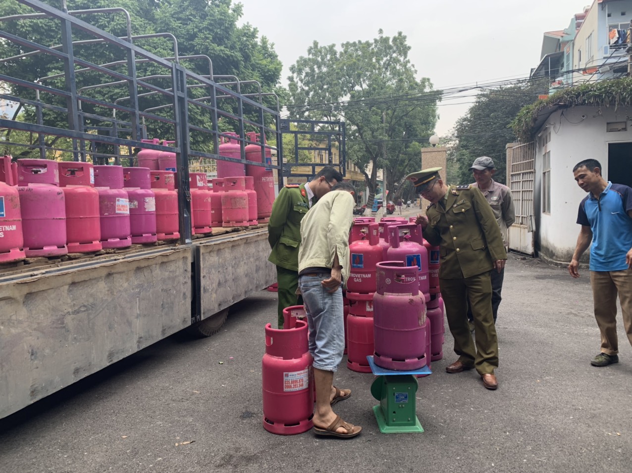 Bắc Giang tạm giữ số lượng lớn chai LPG không rõ nguồn gốc