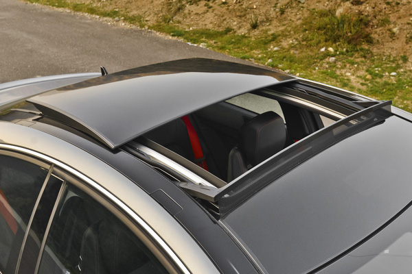 Triệu hồi gần 700.000 xe Mercedes -Benz vì có thể bay mất cửa sổ trời