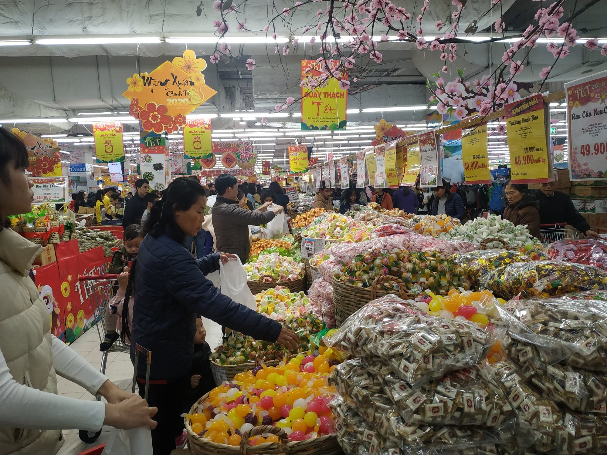 Người người đổ đi sắm Tết, siêu thị nghẹt thở dịp cuối tuần