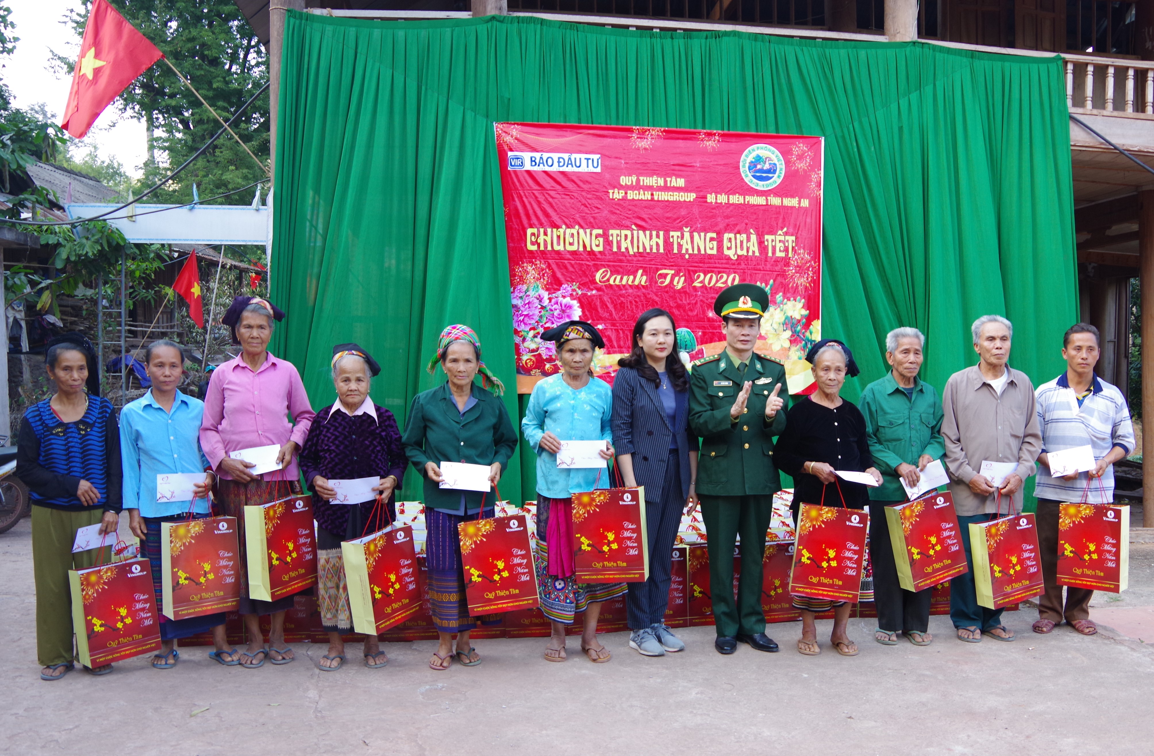 Tặng 515 suất quà Tết cho hộ nghèo, gia đình chính sách tại xã Bắc Lý, Mỹ Lý