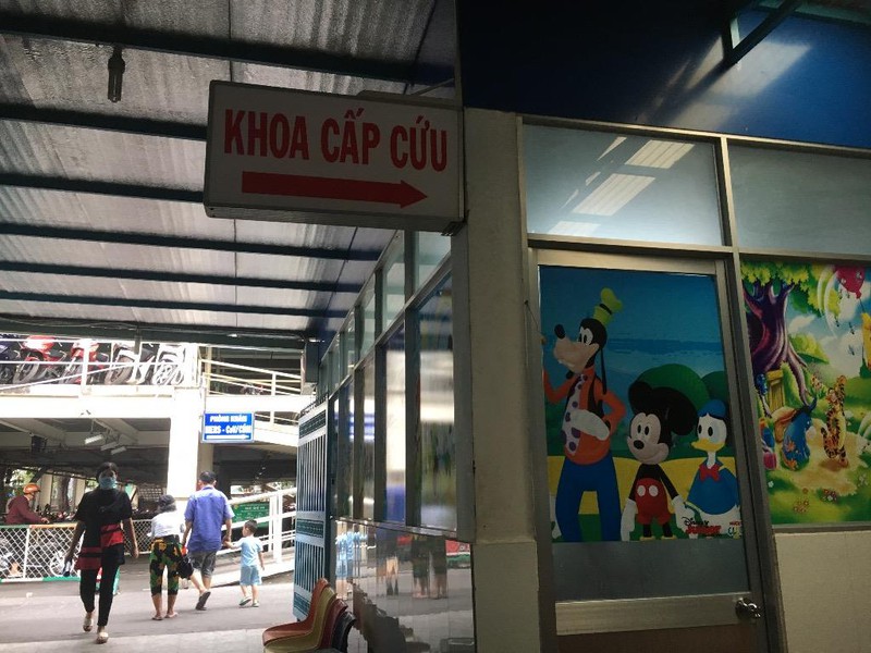 Hàng trăm học sinh nhập viện sau khi ăn xôi gà