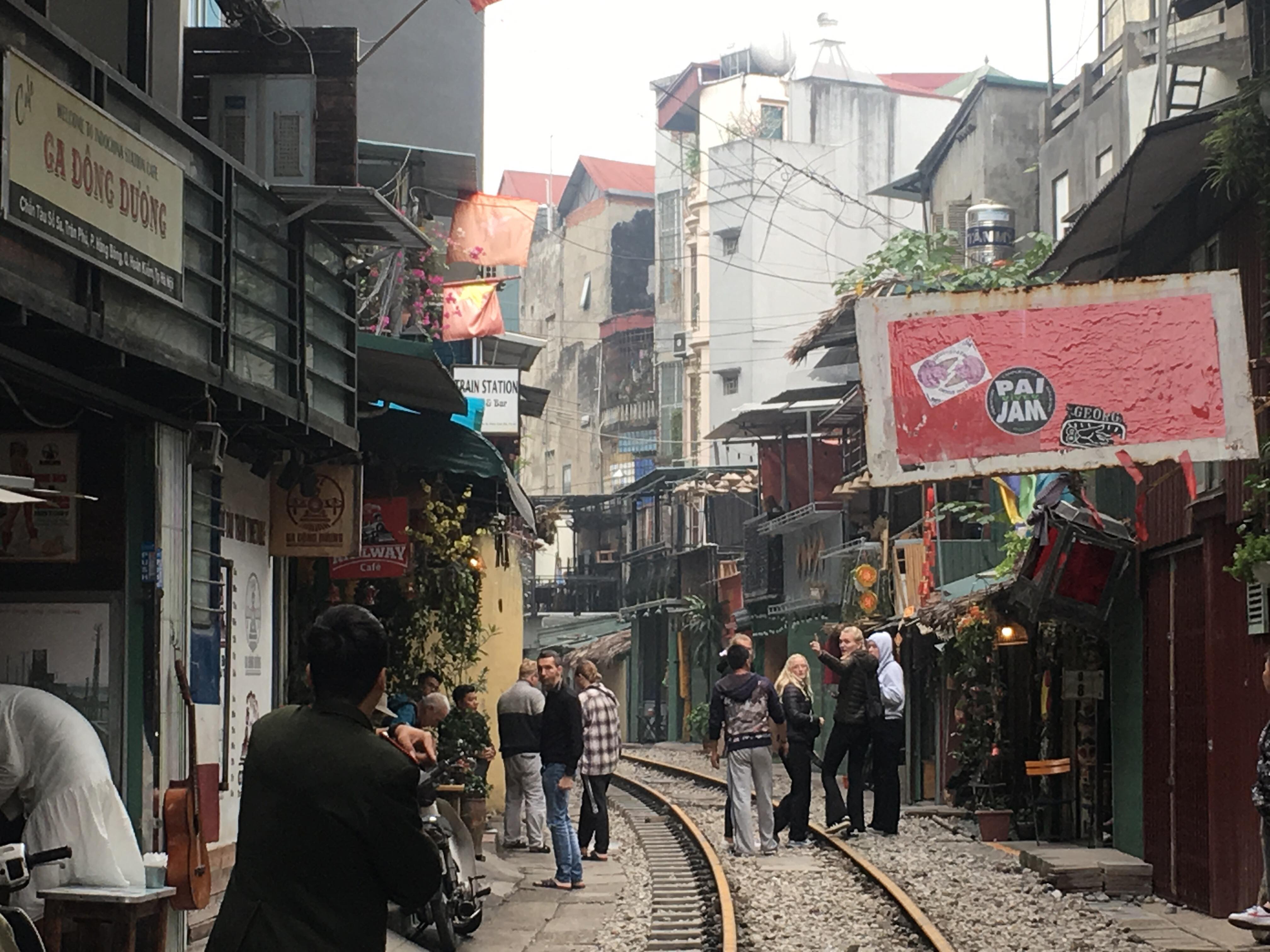 Hà Nội  Phố “cà phê đường tàu” Phùng Hưng vẫn tấp nập người qua lại