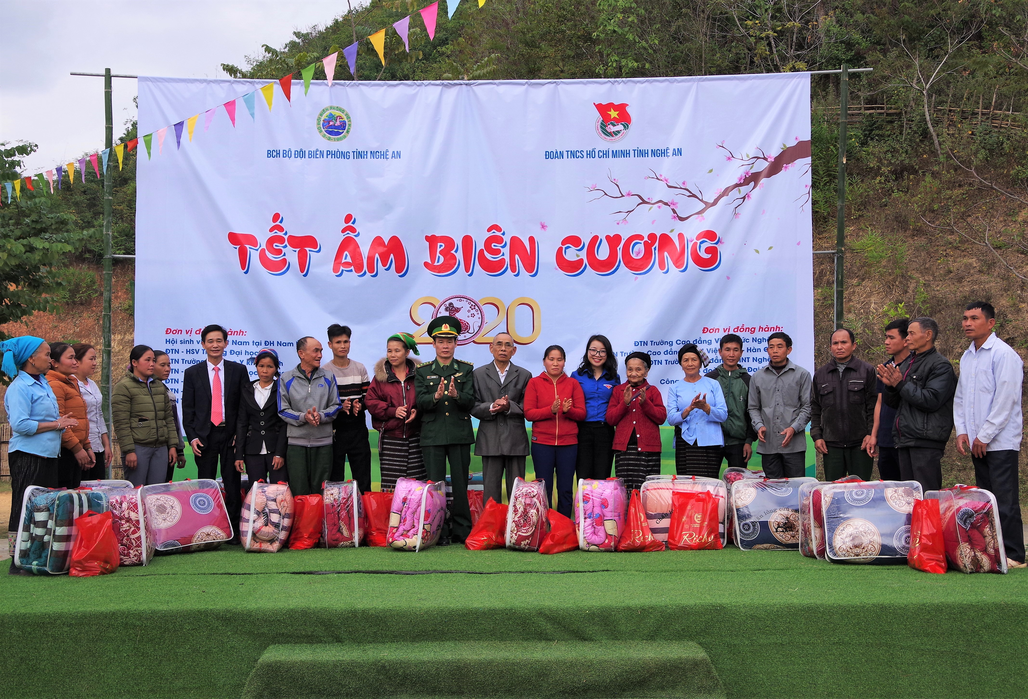 Nhiều hoạt động ý nghĩa trong chương trình “Tết ấm biên cương” tại huyện biên giới Quế Phong