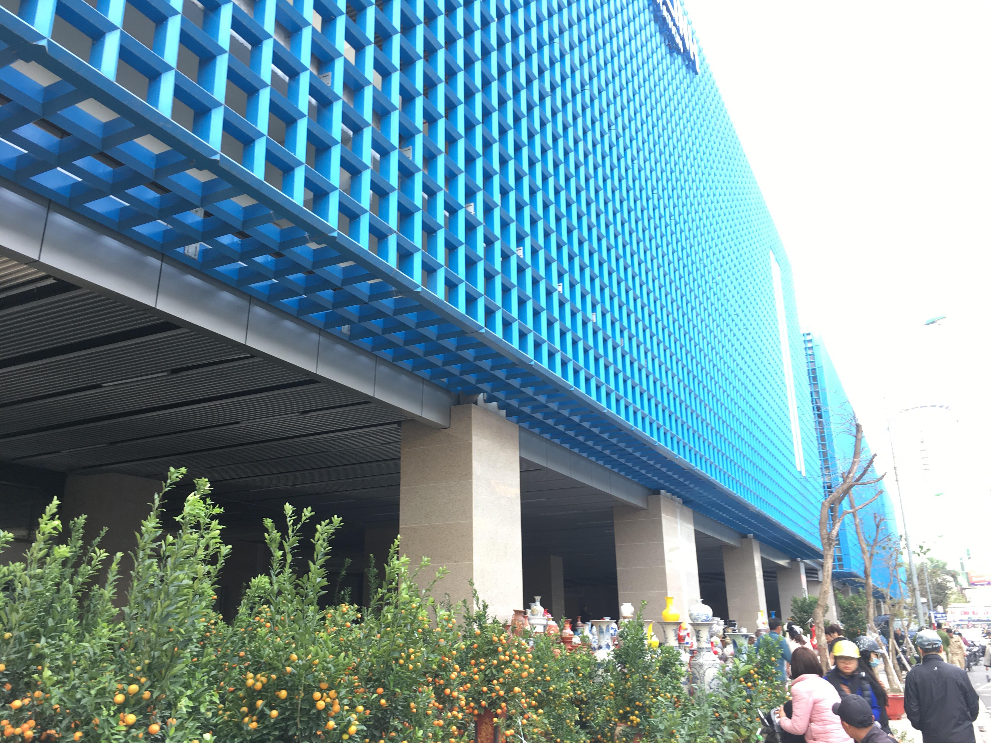 Nhà ga đường sắt Cát Linh - Hà Đông thành chợ buôn bán cây cảnh Tết