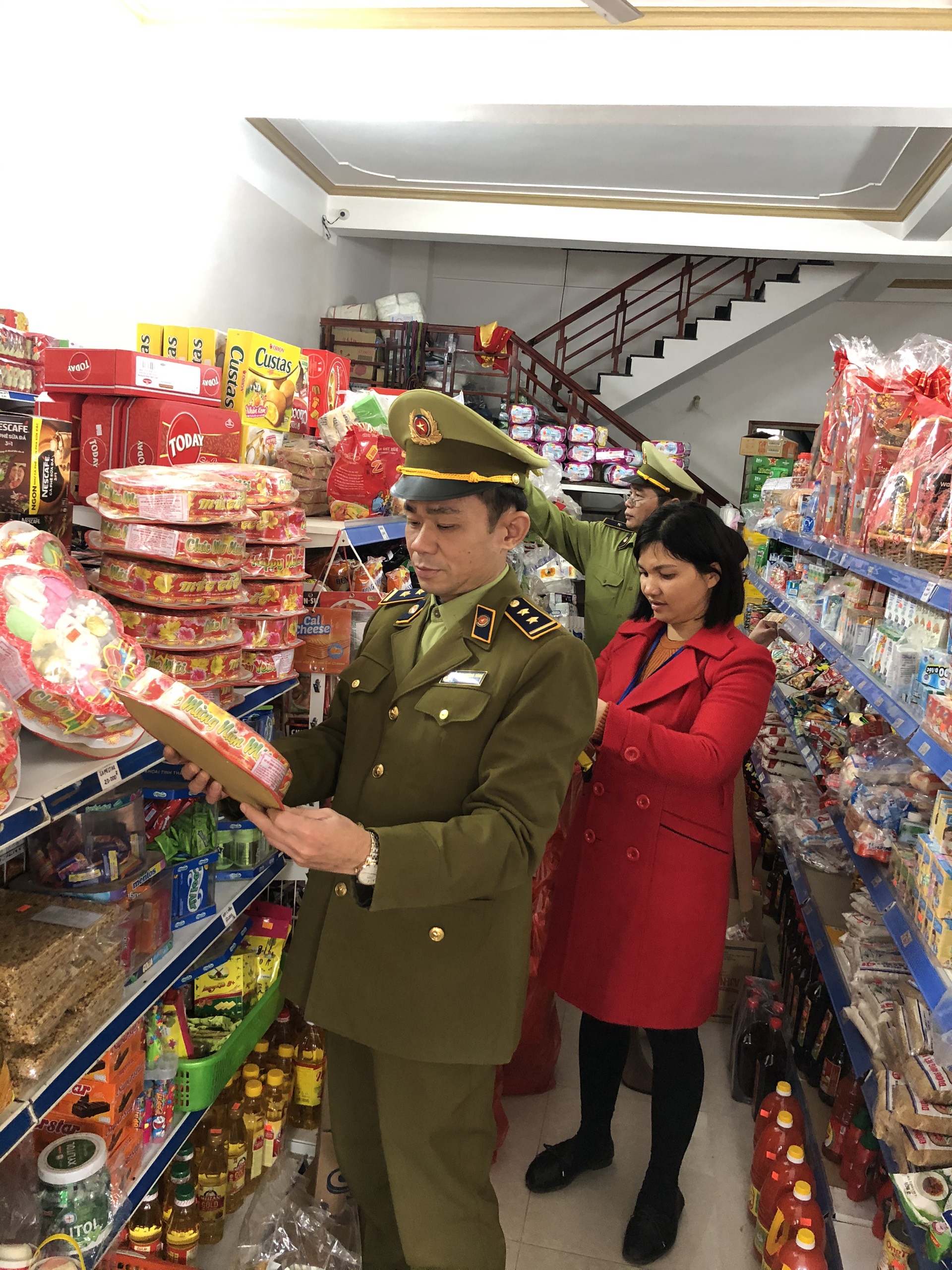 Lạng Sơn Phát hiện nhiều cửa hàng kinh doanh thực phẩm quá hạn sử dụng