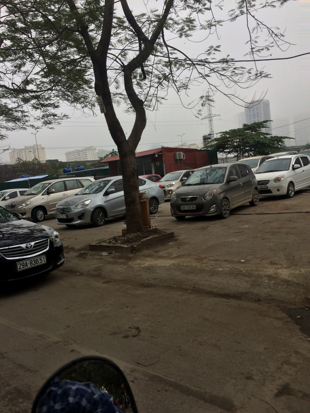 Phường Mễ Trì (Nam Từ Liêm) Hàng loạt bãi xe không phép bao giờ mới xử lý