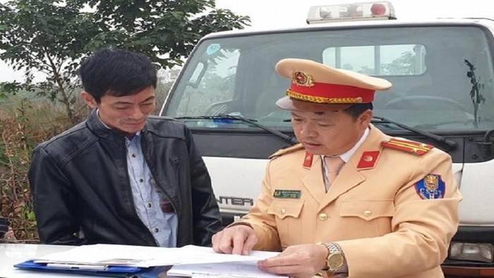 Hà Nội CSGT giữ xe và phạt tài xế lái xe buýt 17 triệu đồng vì có nồng độ cồn