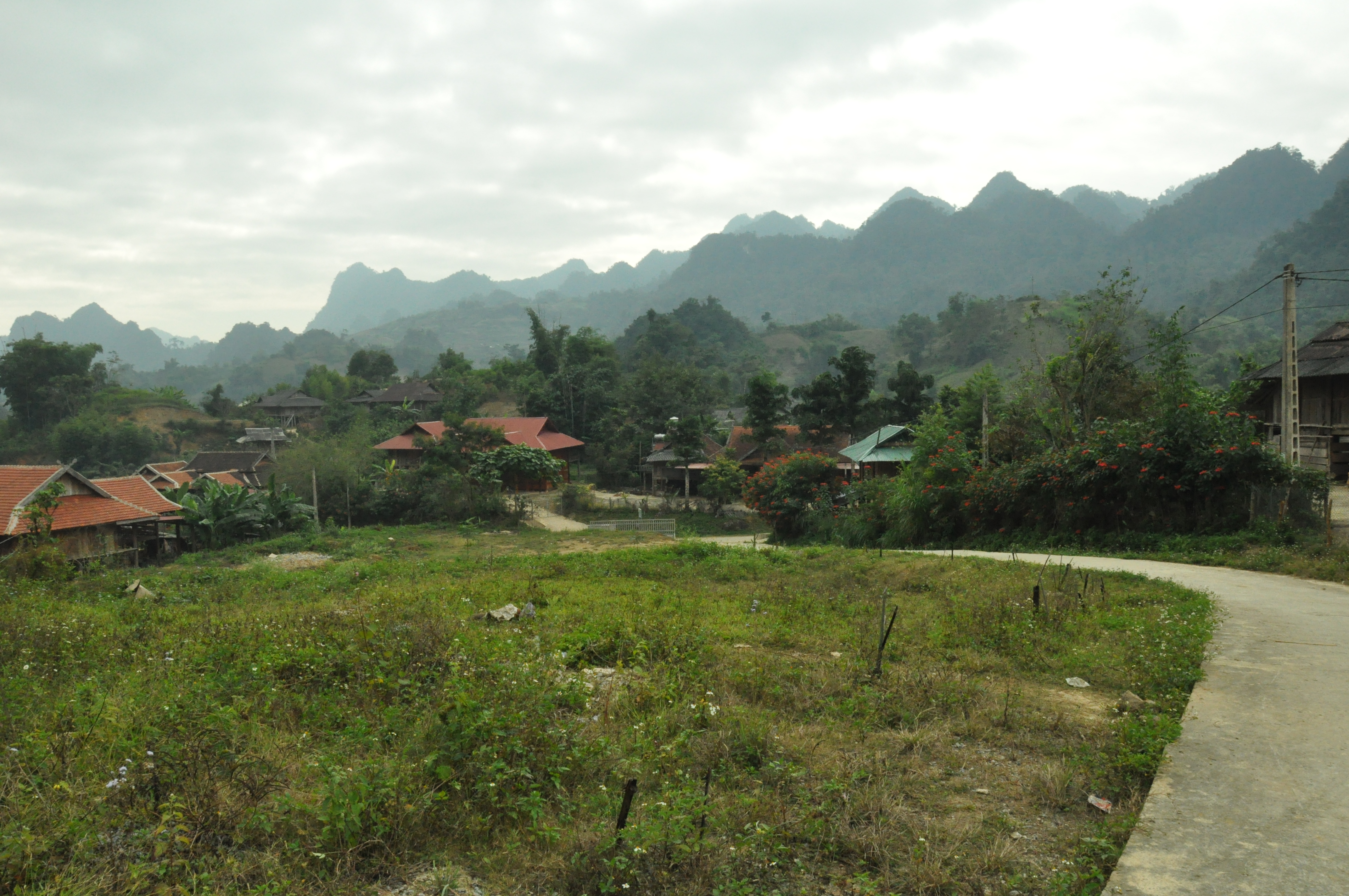 Bản làng cõi tiên trần thế