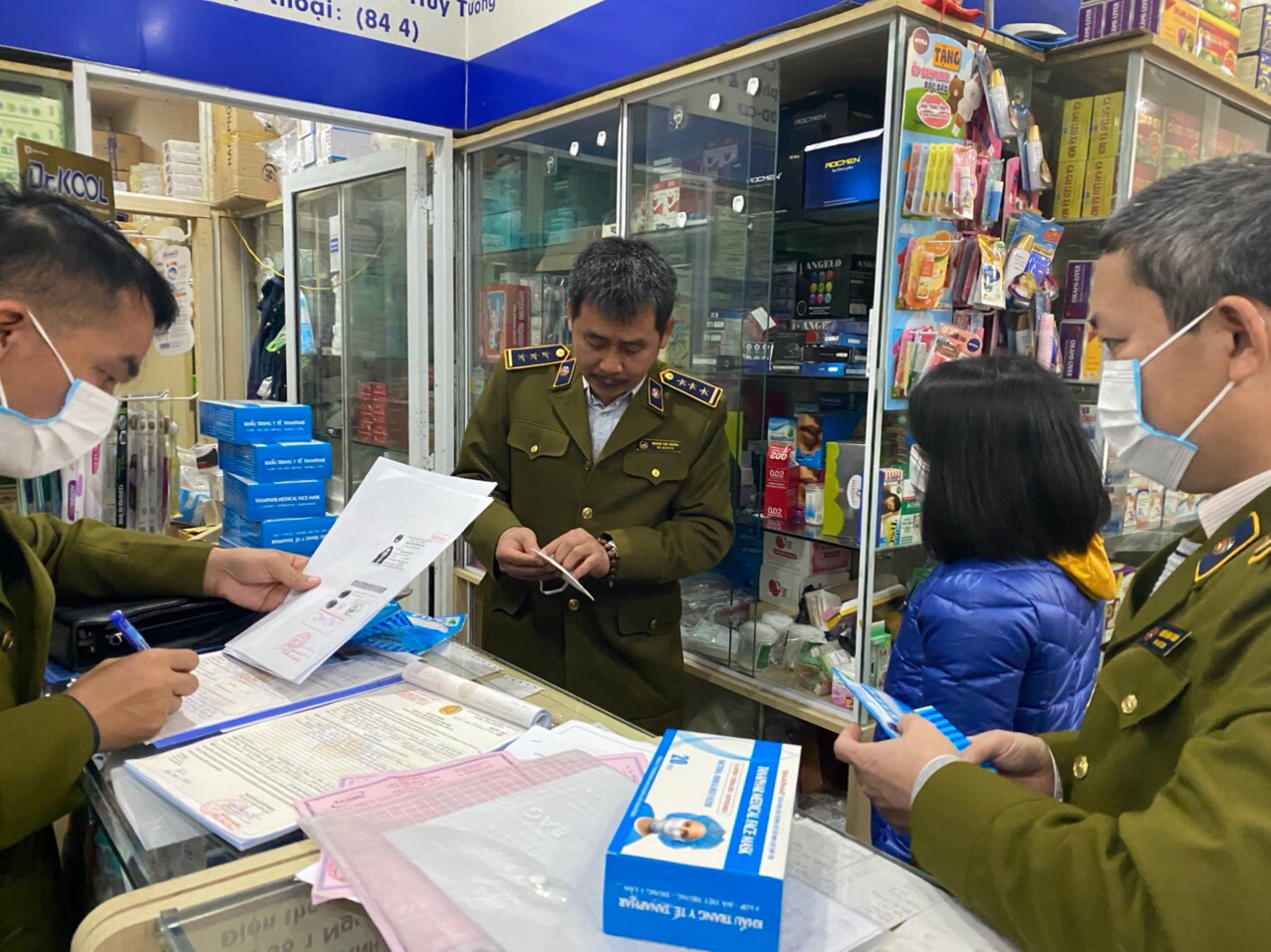 Kiểm tra xử lý 6 cơ sở kinh doanh mặt hàng khẩu trang y tế tại chợ thuốc Hapulico