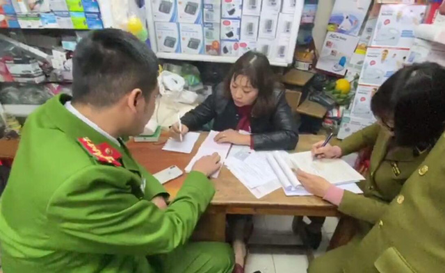 Xử phạt hàng loạt cửa hàng kinh doanh khẩu trang có dấu hiệu “chặt chém” người dân 