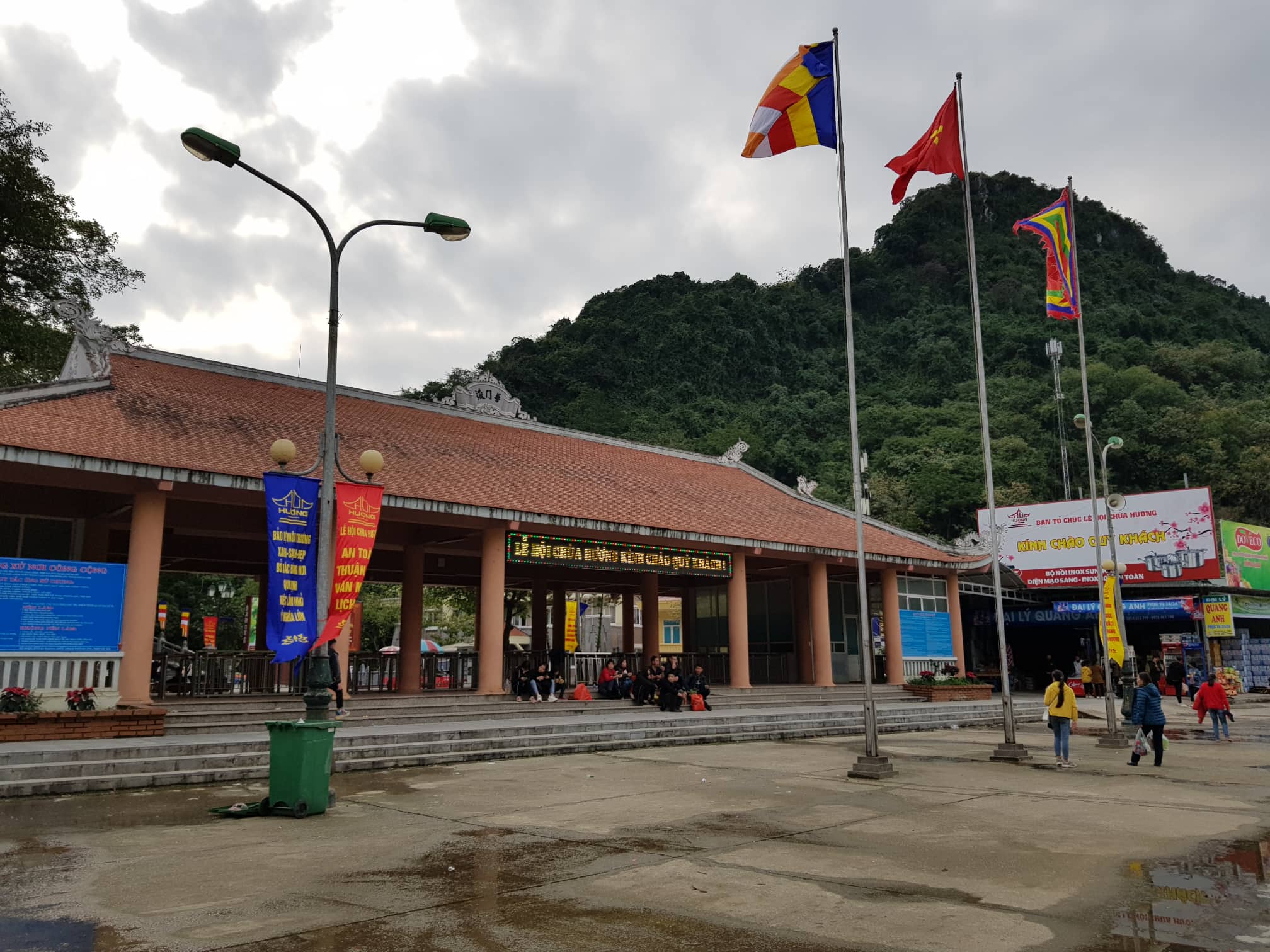 Lễ hội Chùa Hương vắng vẻ du khách vì dịch corona 