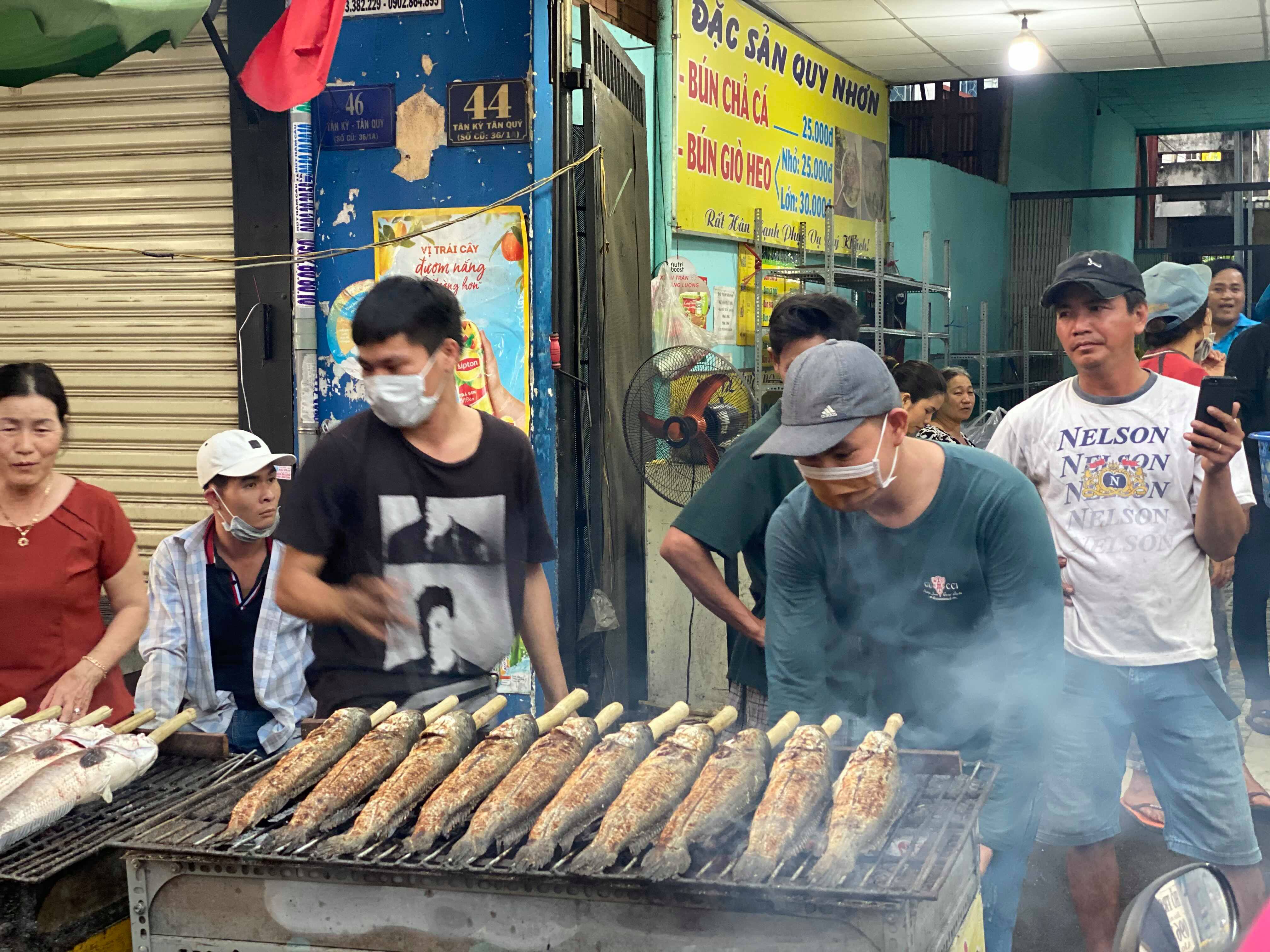 TP. HCM Người dân xếp hàng mua cá lóc nướng ngày vía Thần Tài cầu may