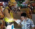 Giữa đại dịch Corona kiểm tra nồng độ cồn bằng cách thổi hơi vào bong bóng 