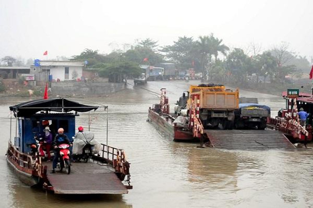Hải Dương Tàu hàng va chạm phà Mây trên sông Kinh Môn