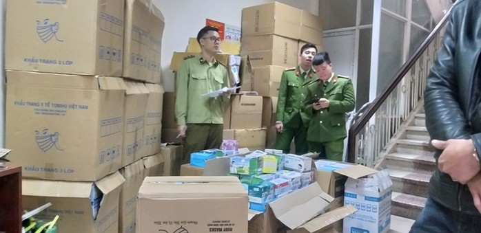 Thu giữ 90.000 chiếc khẩu trang y tế không rõ nguồn gốc tại quận Thanh Xuân