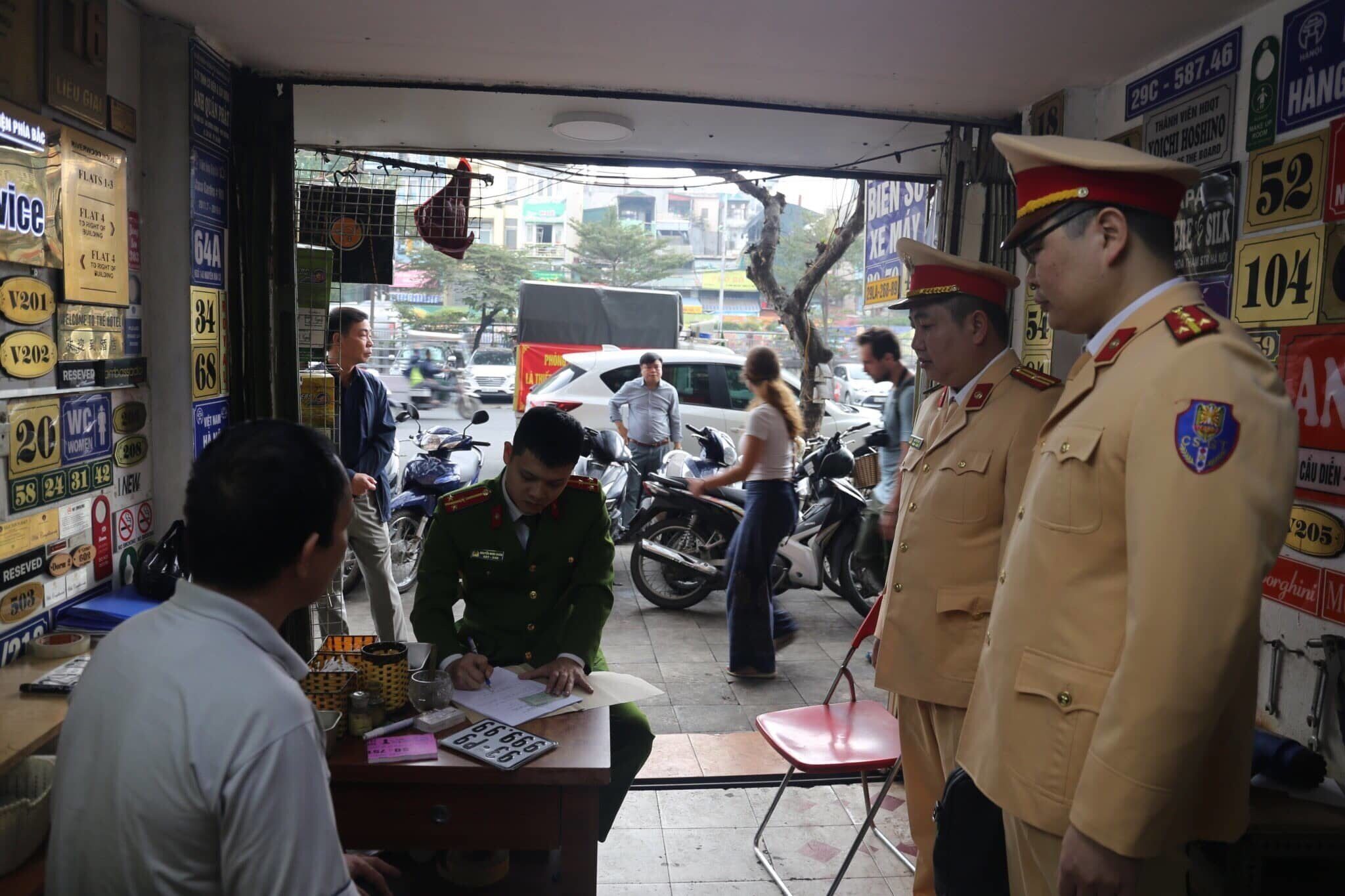 Hà Nội Xử phạt 4 triệu đồng xưởng sản xuất biển xe giả