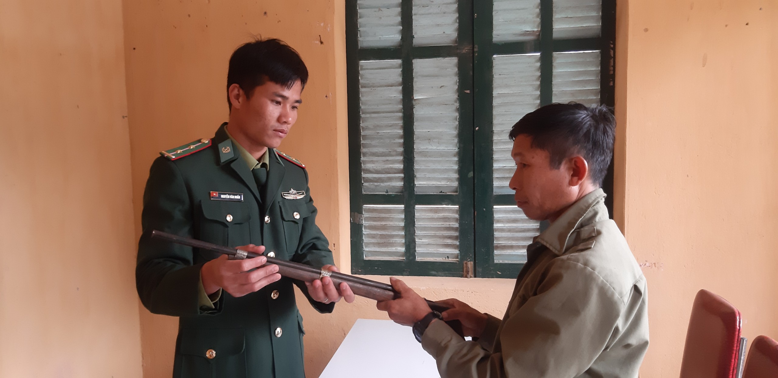 Nghệ An Vận động nhân dân giao nộp 10 khẩu súng tự chế