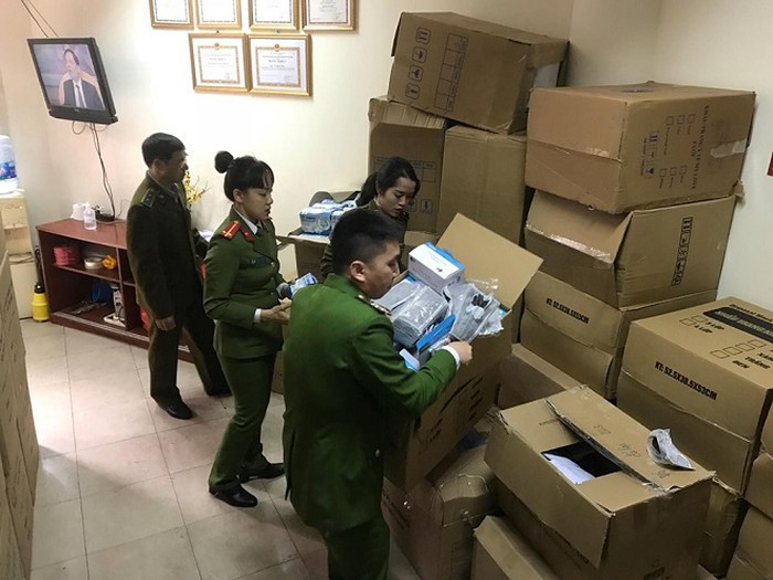 Hà Nội Liên tiếp phát hiện và xử lý 2 vụ gom khẩu trang, định giá bán cao gấp 5 lần