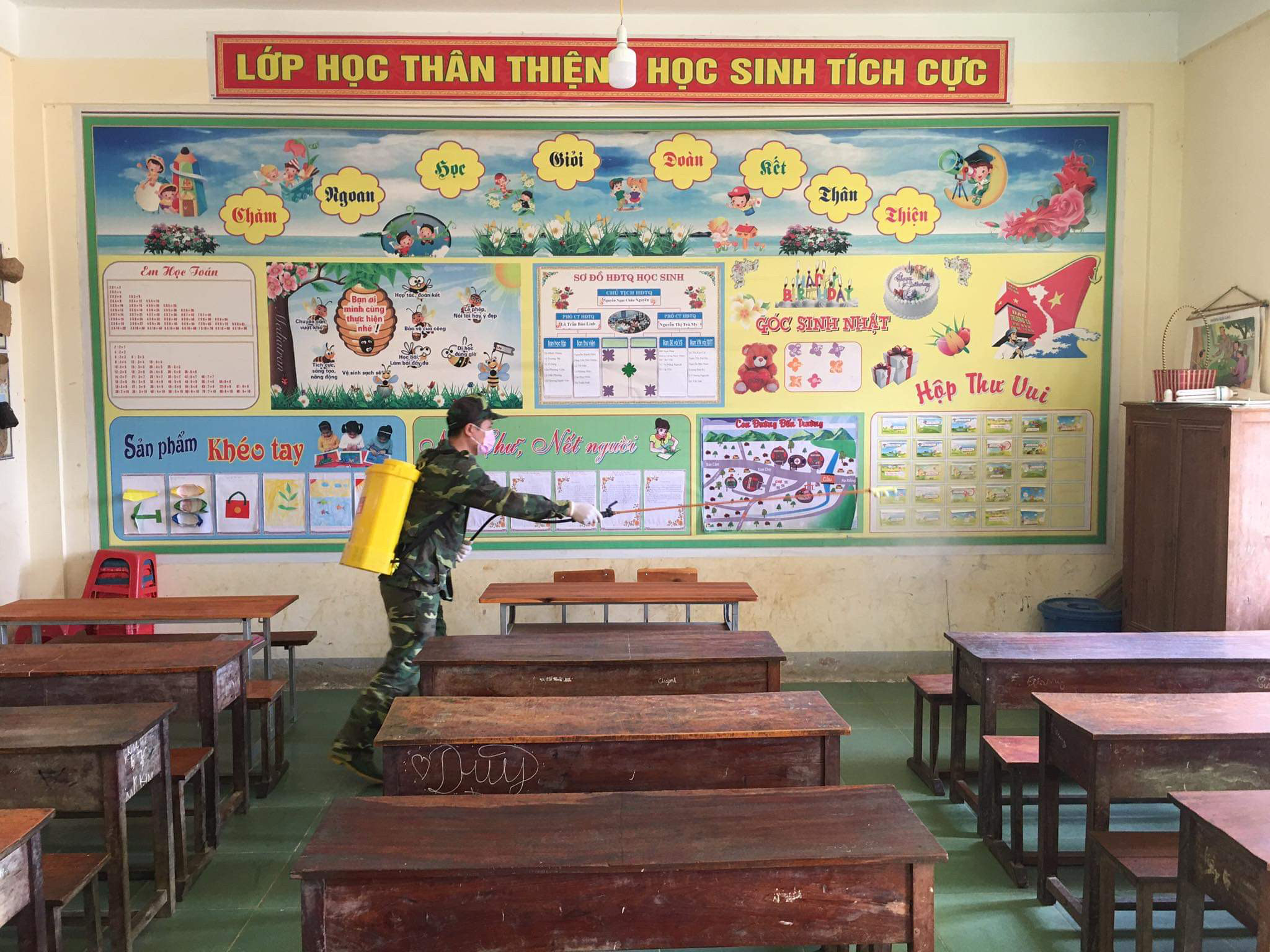 Phun thuốc khử trùng phòng chống dịch bệnh Covid – 19 tại khu vực biên giới