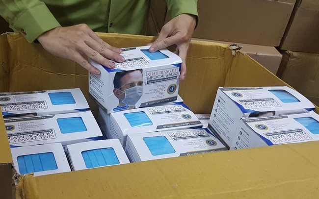 HCM Phát hiện hơn 100.000 khẩu trang không ghi hạn sử dụng