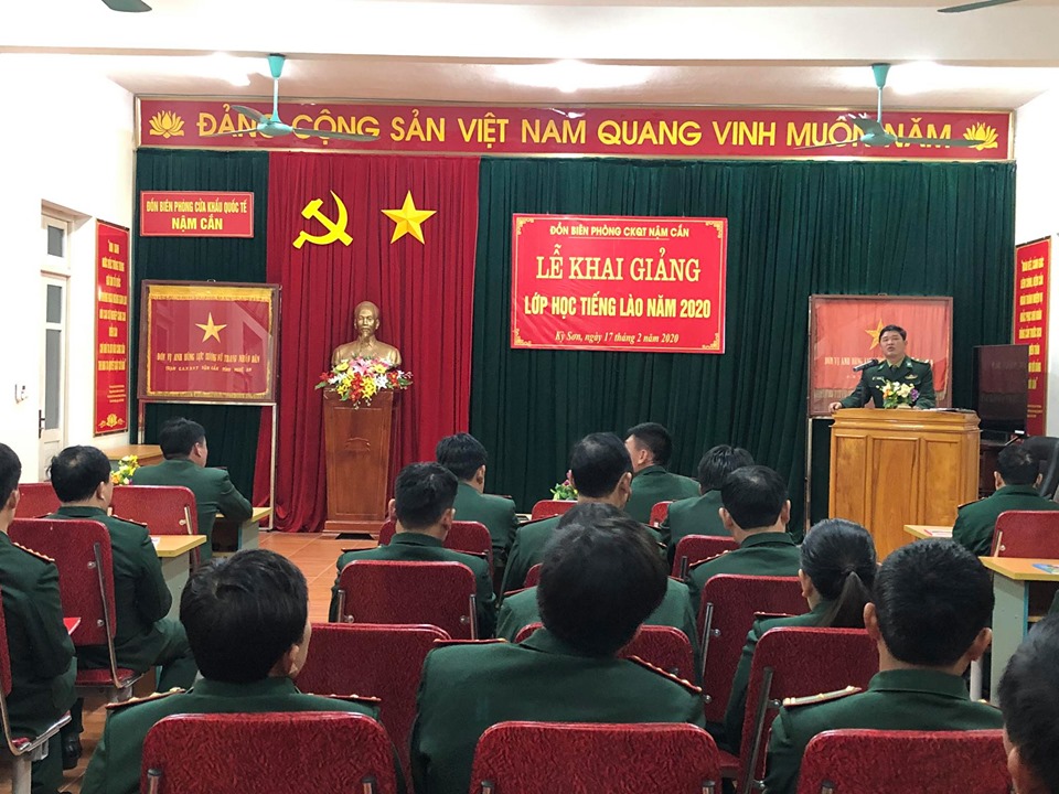 Đồn Biên Phòng Nậm Cắn Khai giảng lớp học tiếng Lào ban đêm