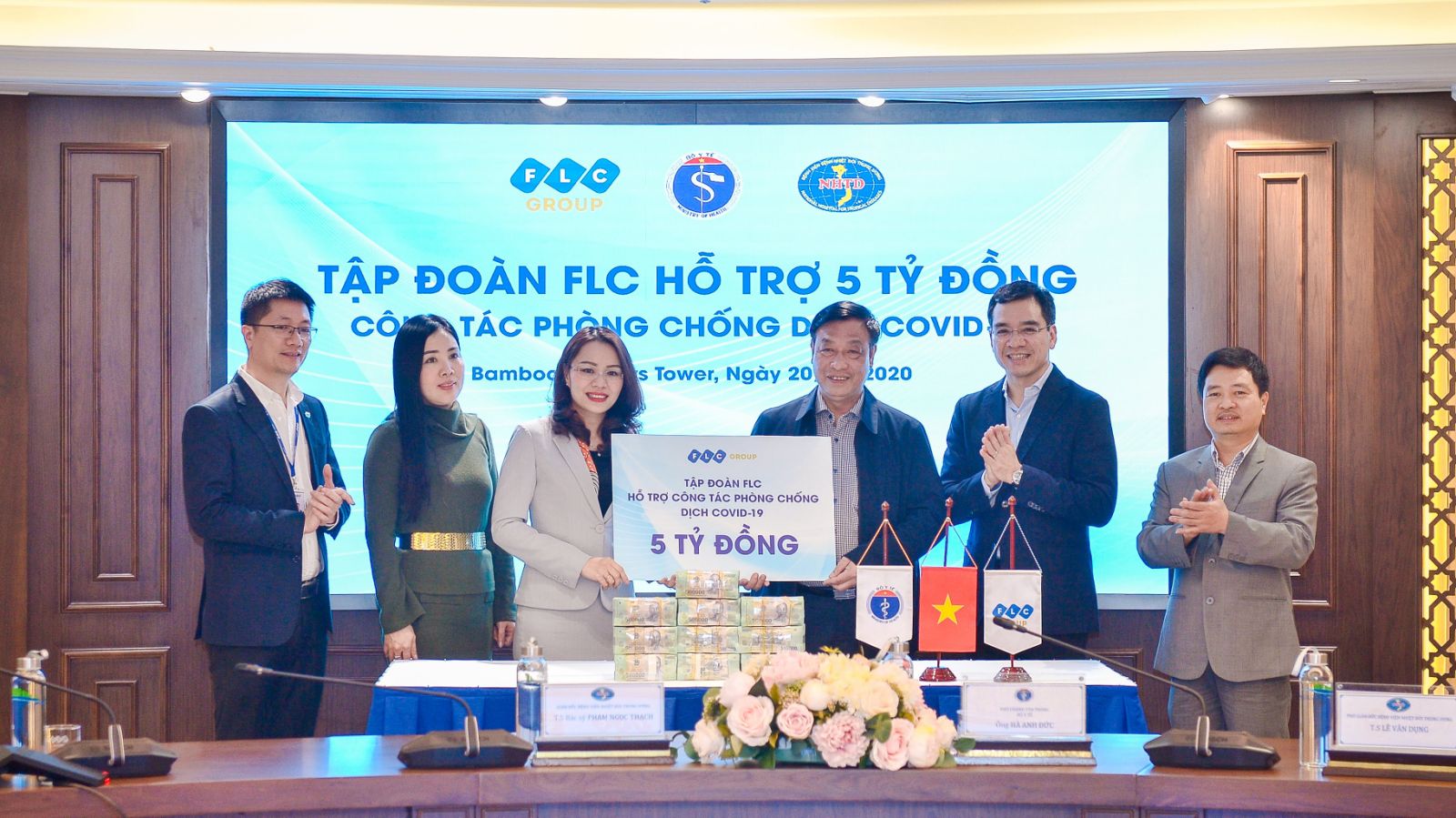 Tập đoàn FLC trao 5 tỷ đồng hỗ trợ công tác phòng chống dịch bệnh Covid – 19 của Bộ Y tế