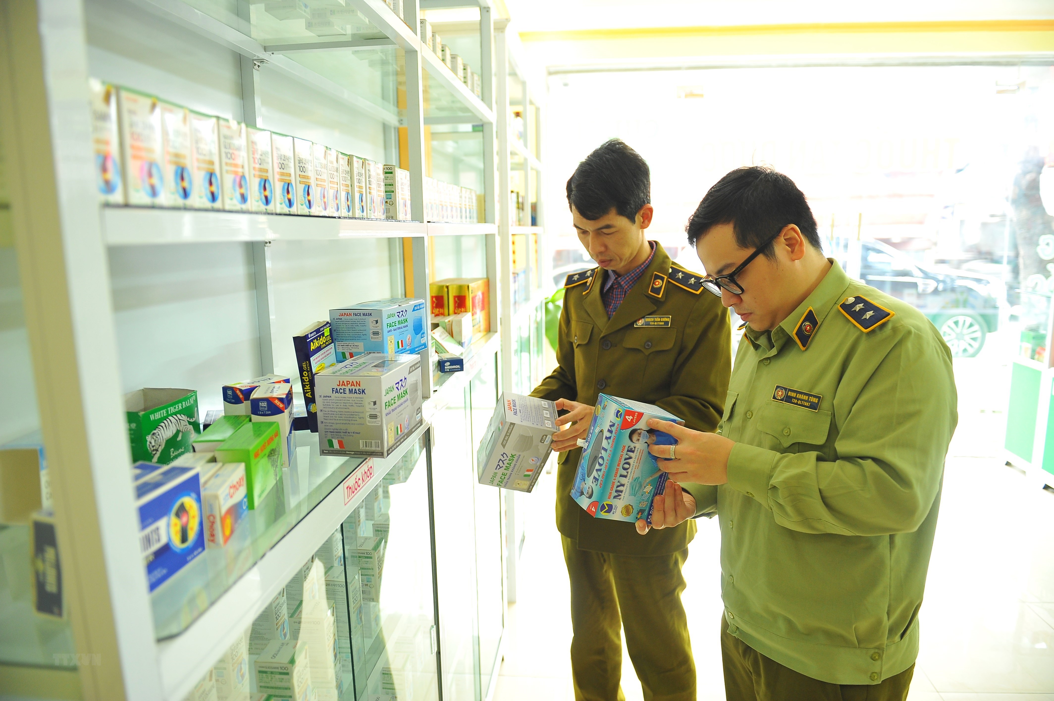 Ngày 242 Lực lượng QLTT tiếp tục xử phạt thêm 5 cửa hàng kinh doanh TBYT