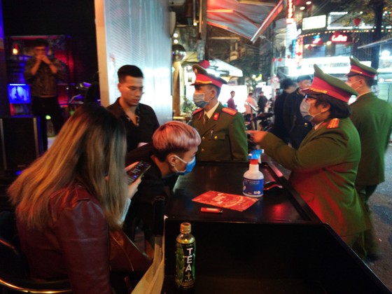 Phòng dịch Covid-19 Công an Hà Nội tổng kiểm tra các quán bar, nhà hàng, phòng hát karaoke…