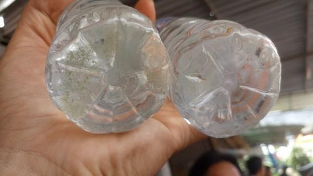 Hà Nội Phát hiện hàng nghìn chai nước uống được tẩy xóa ngày sản xuất và hạn sử dụng