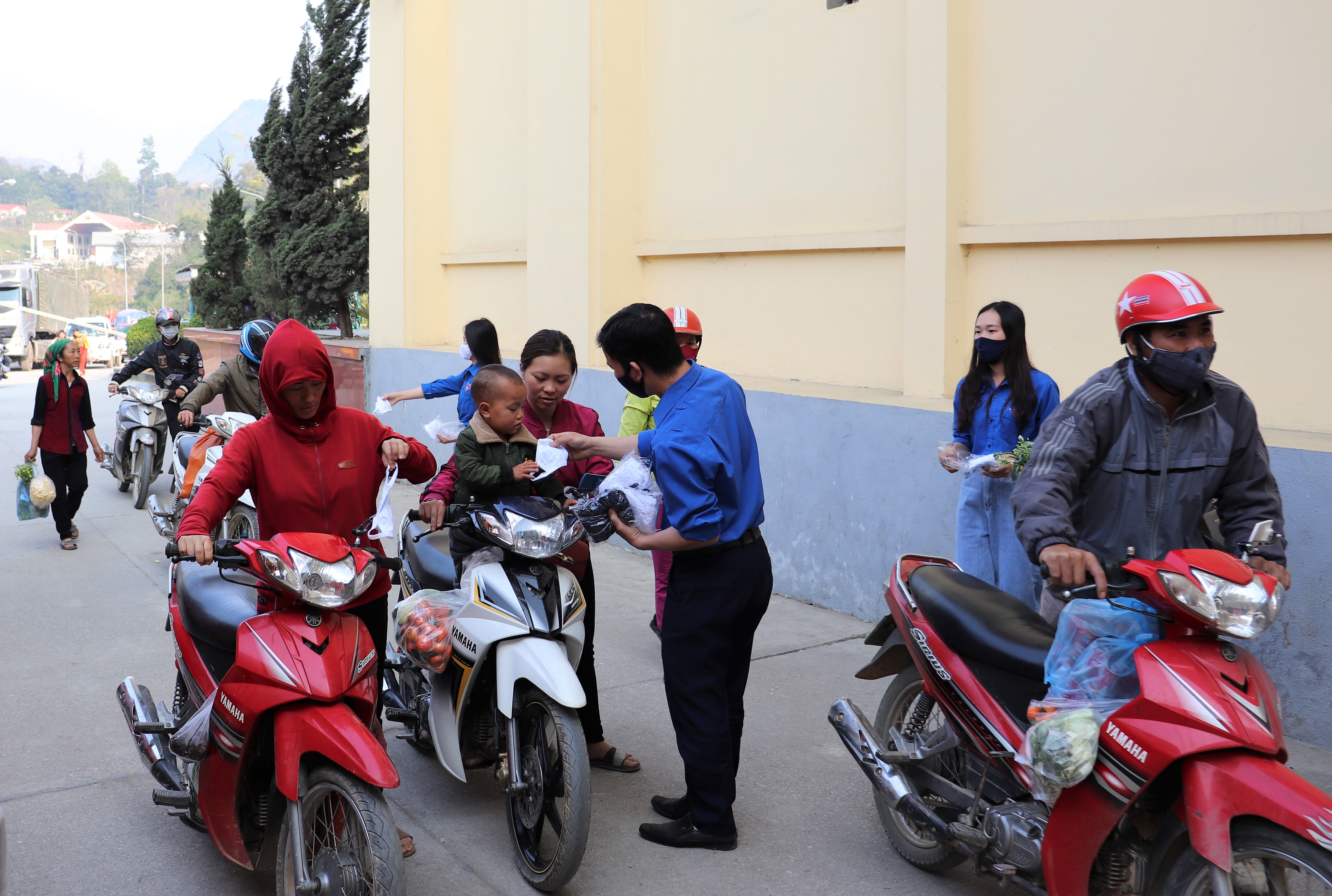 Đoàn thanh niên BĐBP Nghệ An phát 1000 khẩu trang miễn phí tại khu vực biên giới